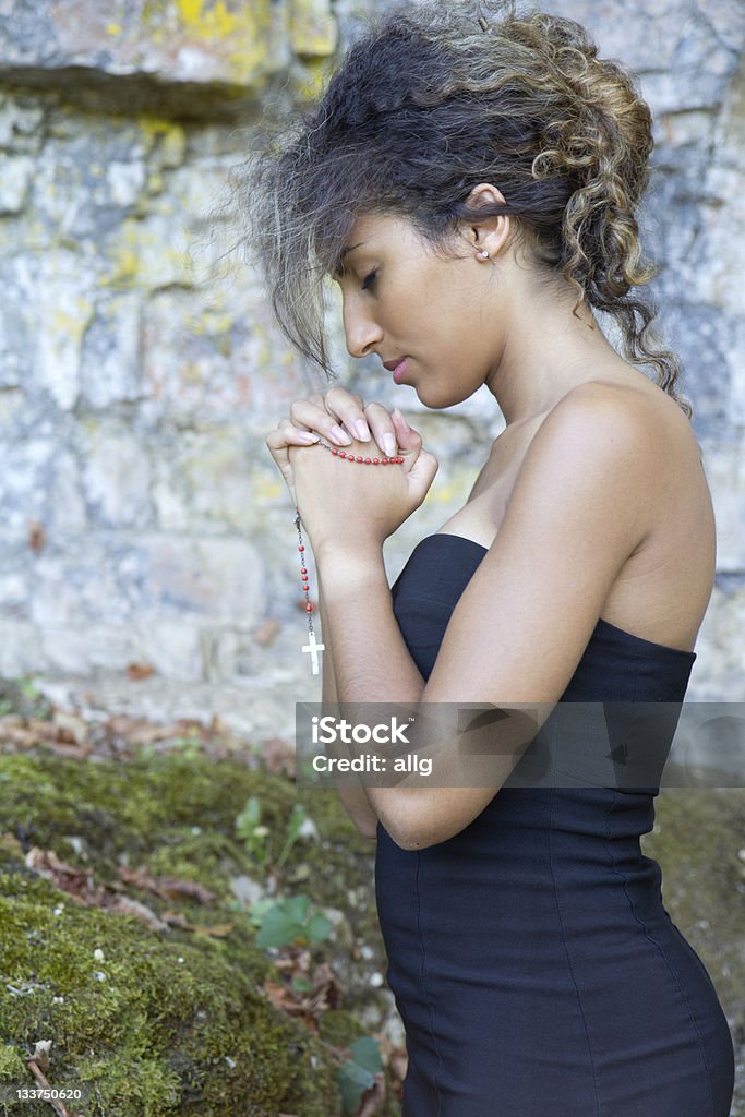 Close-up portrait d'une femme est de prier. - Photo de Adulte libre de droits