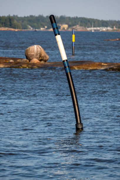 穏やかな水に浮かぶ海上航行ブイ。背景にスケリー。 - skerries ストックフォトと画像