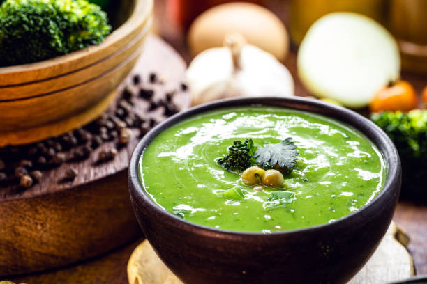 веганский суп из зеленых овощей, детокс и сливочный суп из гороха, брокколи и других овощей - vegan pea soup стоковые фото и изображения