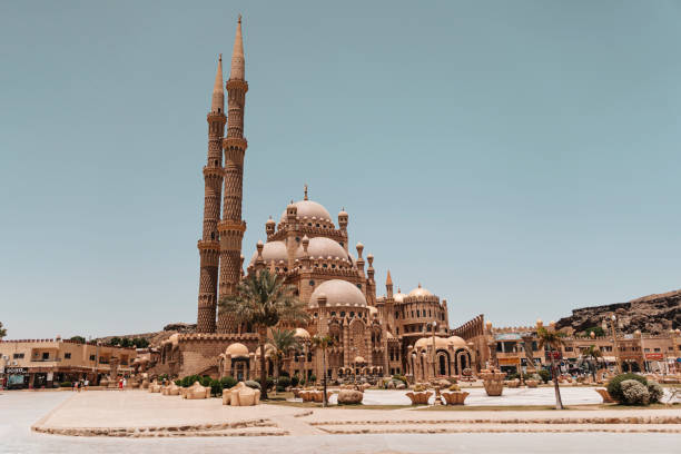 мечеть аль мустафа в старом городе шарм-эль-шейха. площадь возле мечети. флаг египта. - ancient past arch natural arch стоковые фото и изображения