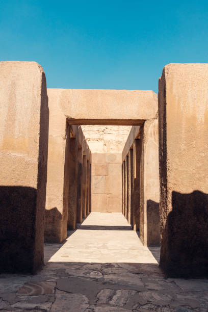 paso al templo de la esfinge. antiguas ruinas egipcias en la meseta de giza. el cairo egipto. - khafre fotografías e imágenes de stock