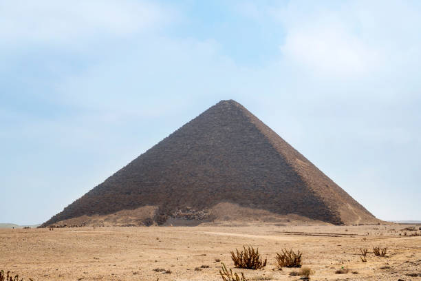 la pyramide du nord est la plus grande des trois grandes pyramides situées sur le territoire de la nécropole de dahchour. c’est la troisième plus haute pyramide d’égypte, après khéops et khafra à gizeh. - saqqara egypt pyramid shape pyramid photos et images de collection