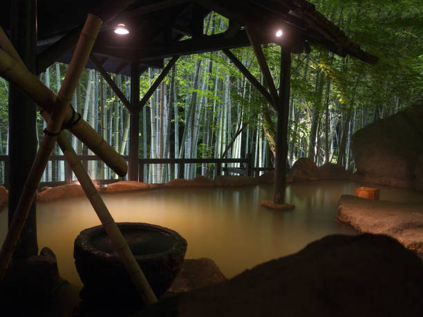 outdoot onsen bath en el bosque de bambú - baños térmicos fotografías e imágenes de stock