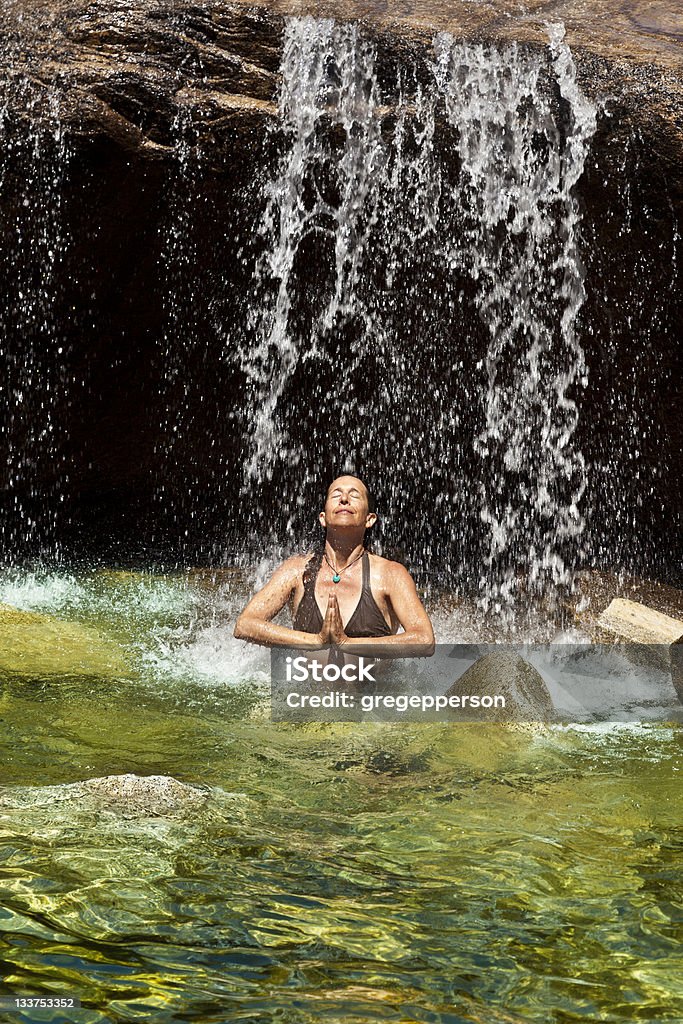 Kobieta pływanie w naturalny basen. - Zbiór zdjęć royalty-free (Badanie)
