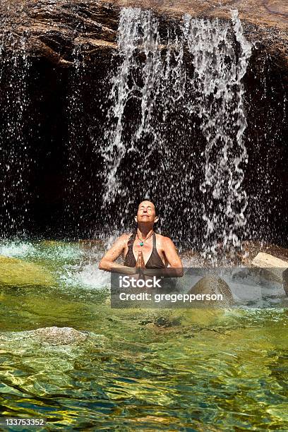 Kobieta Pływanie W Naturalny Basen - zdjęcia stockowe i więcej obrazów Badanie - Badanie, Basen, Concept Does Not Exist