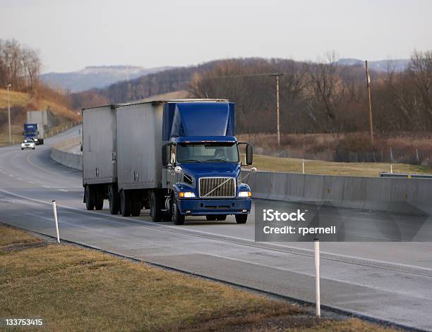 2 つの予告編半トラック - 大型トレーラーのストックフォトや画像を多数ご用意 - 大型トレーラー, 二つ, 短い