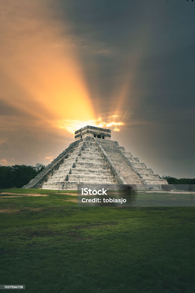 Kukulcán Temple of Chichen Itza at sunset The most famous pyramid of Yucatan and an iconic symbol of Mexico. The temple Kukulcán originates from the times of the Maya and Aztec civilisation. Chichen Itza Stock Photo