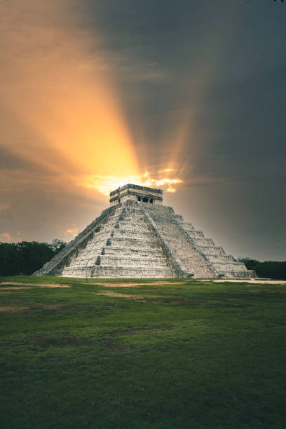 храм кукулькан в чичен-ице на закате - mayan pyramids стоковые фото и изображения