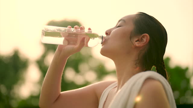 Sport woman drinking water