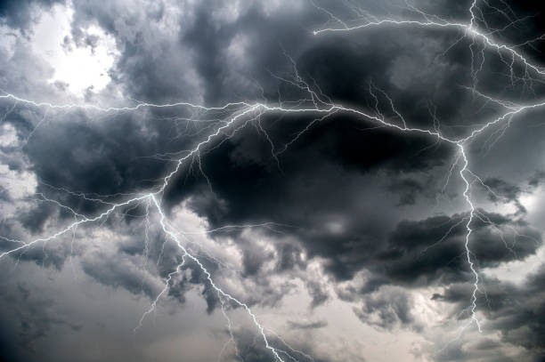 Blitz Lightning under a thundercloud lightning storm natural disaster cloud stock pictures, royalty-free photos & images