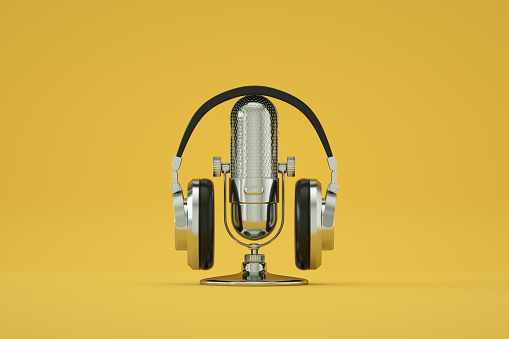 Micrófono y auriculares retro antiguos, estilo vintage, fondo de color amarillo photo