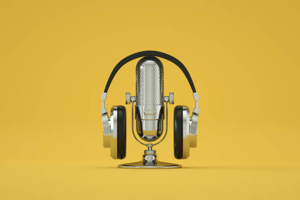 レトロ古いマイクとヘッドフォン, ヴィンテージスタイル, 黄色の背景色 - podcast ストックフォトと画像