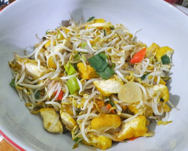 istock Stir fried bean sprouts and tofu (tumis tauge dan tahu) 1337566184