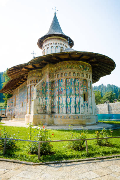 exterior architecture of voronet monastery in bucovina, romania - voronet imagens e fotografias de stock