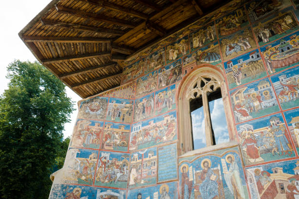 exterior architecture of voronet monastery in bucovina, romania - voronet imagens e fotografias de stock