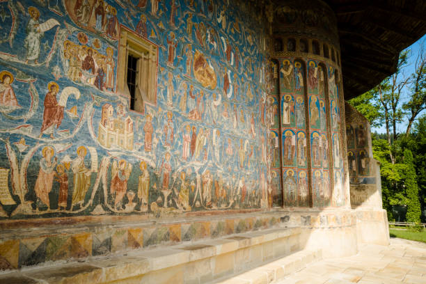 exterior architecture of voronet monastery in bucovina, romania - voronet imagens e fotografias de stock