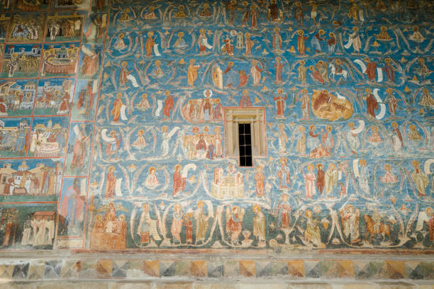 exterior architecture of voronet monastery in bucovina, romania - voronet imagens e fotografias de stock