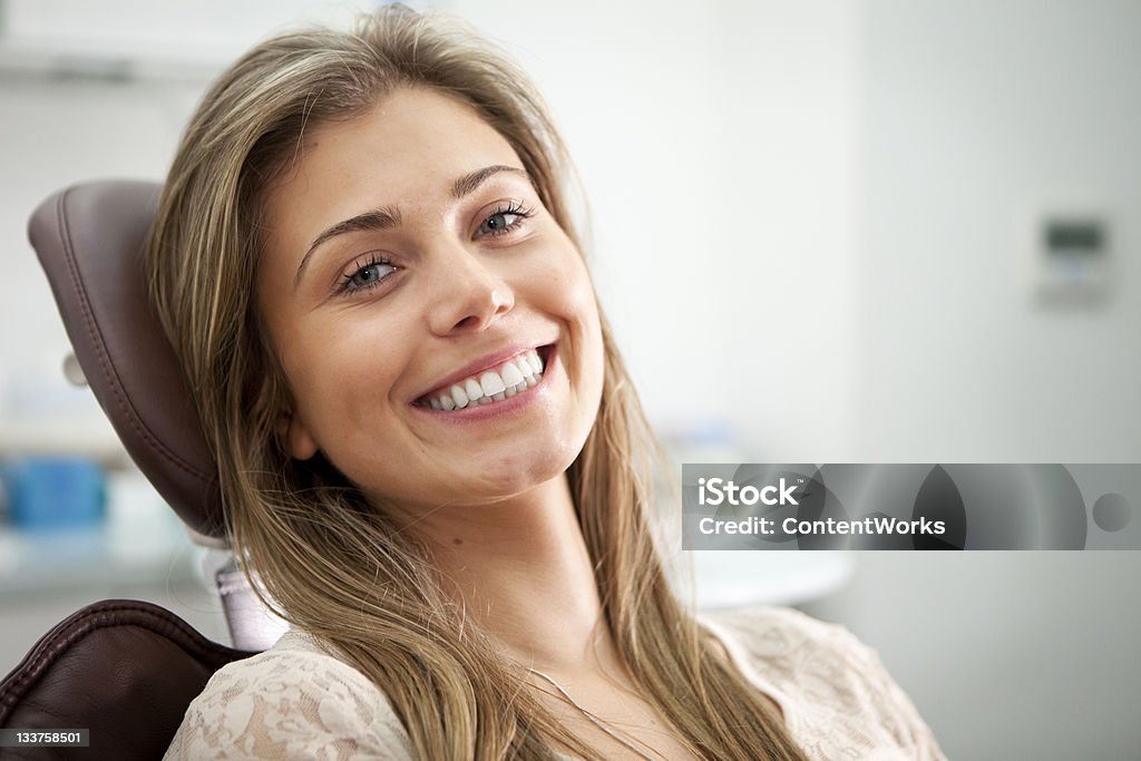 Hellen Lächeln auf dem Zahnarztstuhl - Lizenzfrei Lächeln Stock-Foto