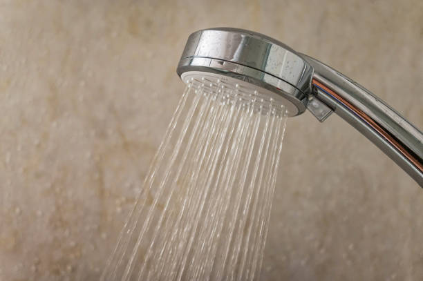 水の消費量を減らすために節水構造を備えた現代のシャワーヘッド - shower falling water water heat ストックフォトと画像