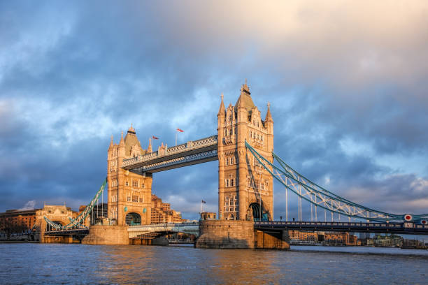 тауэрский мост вечером, лондон, англия, великобритания - london england bridge tower of london tower bridge стоковые фото и изображения