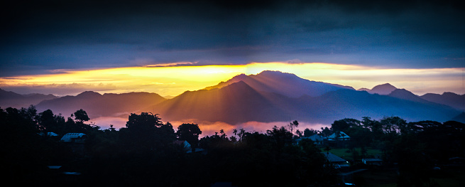 Amanecer panorámico sobre la Cordillera photo