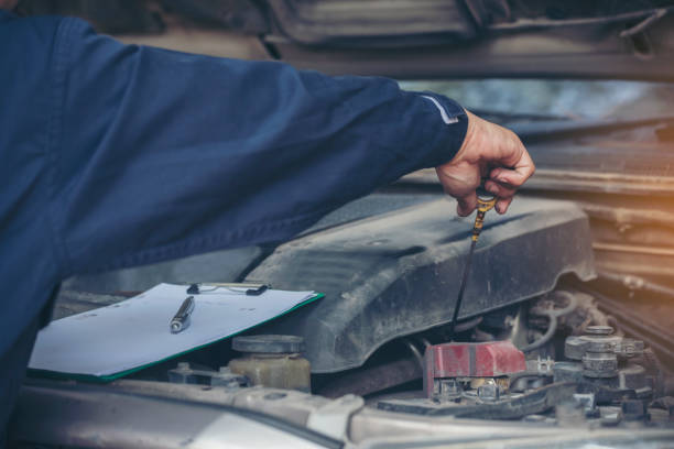 mecánico de servicio de coches garaje de automóviles en el centro móvil automotriz. técnico taller de reparación de motores de vehículos de motor de servicio de ingeniería mecánica. mecánico de automóviles entrega técnica de reparaciones de auto - artificial true exam blue fotografías e imágenes de stock