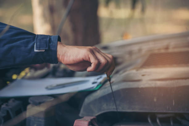 mecánico de servicio de coches garaje de automóviles en el centro móvil automotriz. técnico taller de reparación de motores de vehículos de motor de servicio de ingeniería mecánica. mecánico de automóviles entrega técnica de reparaciones de auto - artificial true exam blue fotografías e imágenes de stock