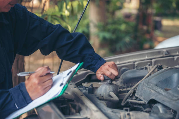 mecánico de servicio de coches garaje de automóviles en el centro móvil automotriz. técnico taller de reparación de motores de vehículos de motor de servicio de ingeniería mecánica. mecánico de automóviles entrega técnica de reparaciones de auto - artificial true exam blue fotografías e imágenes de stock