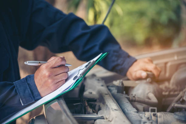 mecánico de servicio de coches garaje de automóviles en el centro móvil automotriz. técnico taller de reparación de motores de vehículos de motor de servicio de ingeniería mecánica. mecánico de automóviles entrega técnica de reparaciones de auto - artificial true exam blue fotografías e imágenes de stock