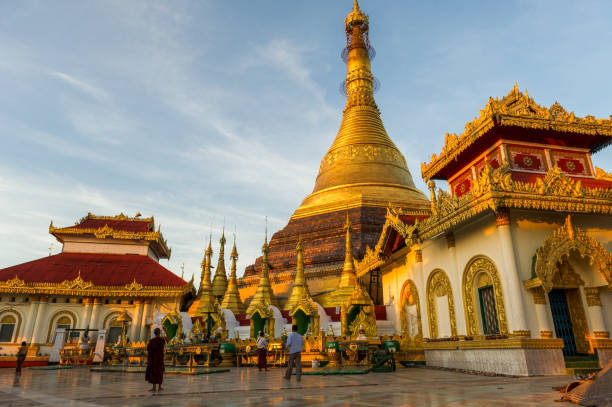 myanmar. mawlamyin (moulmein). menschen in der pagode paya kyaik als lan - ancient architecture buddhism burmese culture stock-fotos und bilder