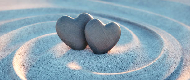 heart shaped pebble - love concept - balance simplicity nature beach imagens e fotografias de stock