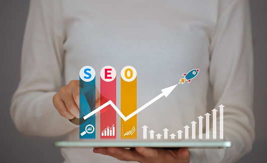 SEO Search Engine Optimization, concepto para promover el tráfico de clasificación en el sitio web, optimizar su sitio web para clasificar en los motores de búsqueda o SEO. photo