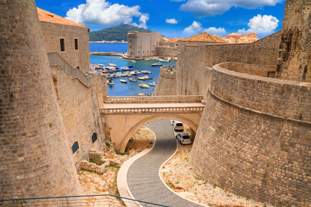 paisagem urbana de verão - vista da ponte entre a fortaleza revelina e o portão de ploce na cidade velha de dubrovnik - ploce - fotografias e filmes do acervo