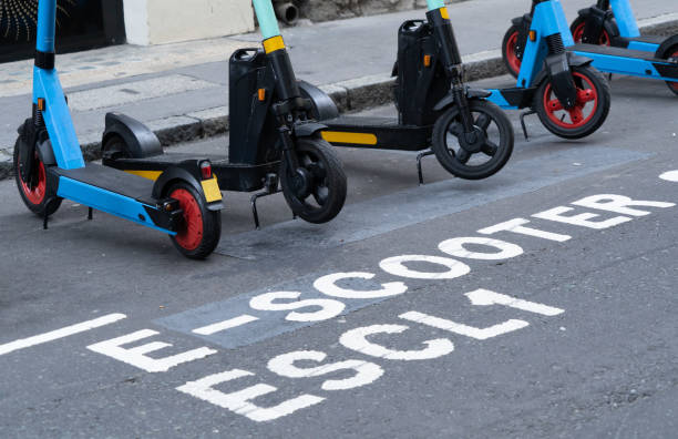 e-scooter-on-road-parkplatz in london - wheel cycling nobody outdoors stock-fotos und bilder