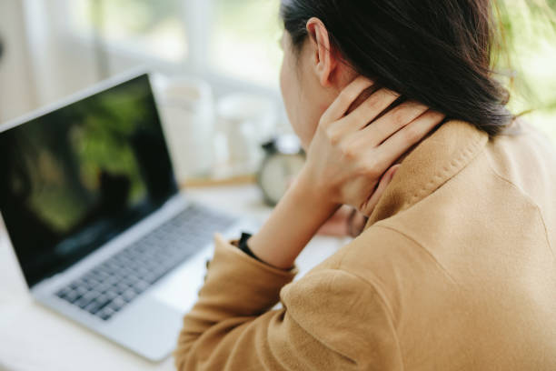 自宅での女性の活動 - neck pain ストックフォトと画像