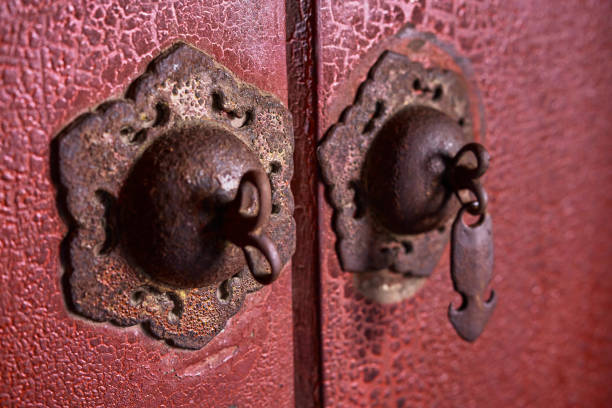 istock Close-Up Of Knocker On Old Door 1337636352