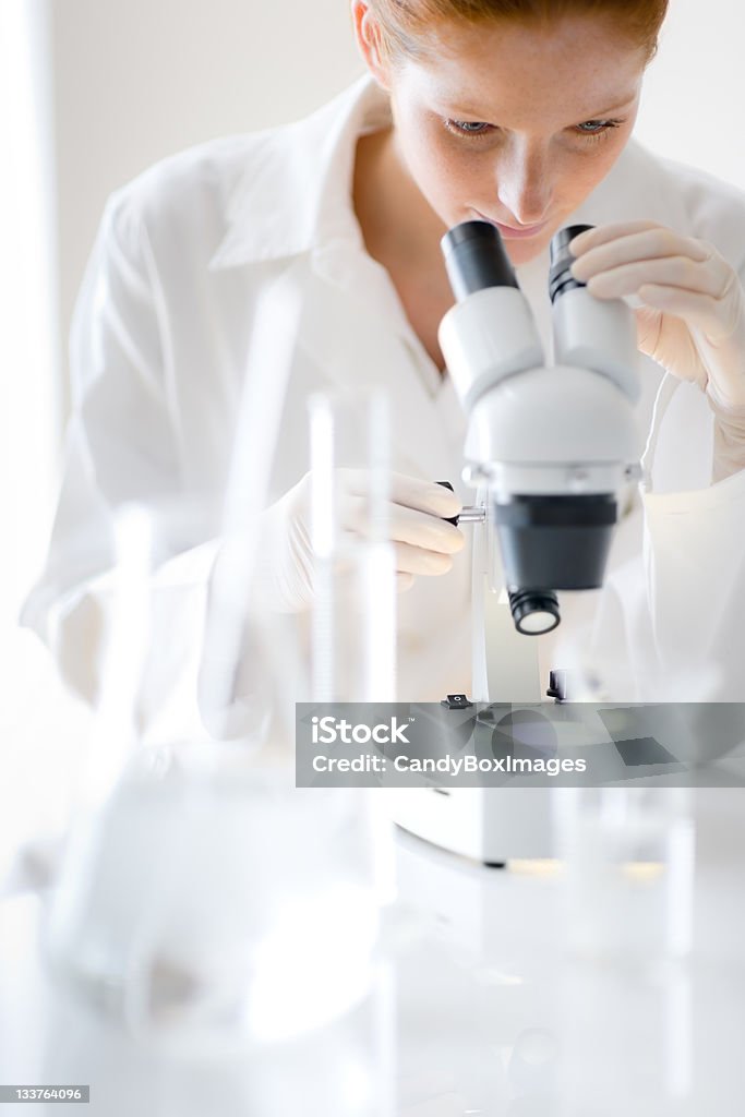 Mujer microscopio de laboratorio de investigación médica - Foto de stock de Microscopio libre de derechos