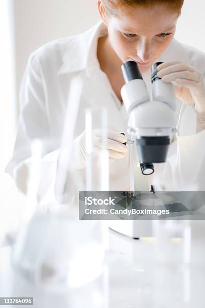 Mujer Microscopio De Laboratorio De Investigación Médica Foto de stock y más banco de imágenes de Microscopio