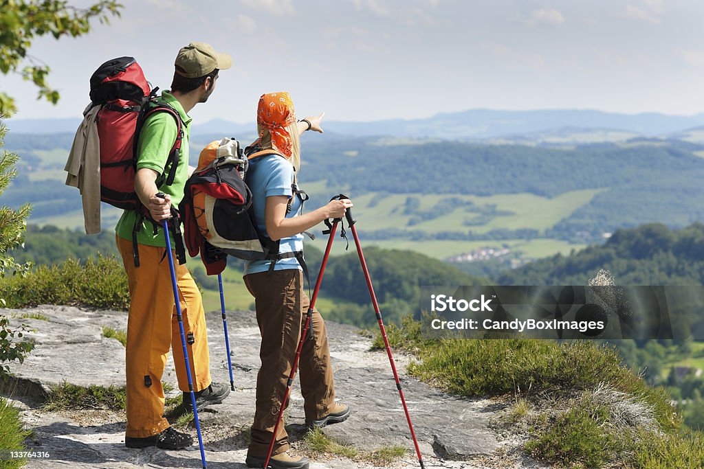 Jeune couple de randonnée point à vue panoramique - Photo de Activité libre de droits