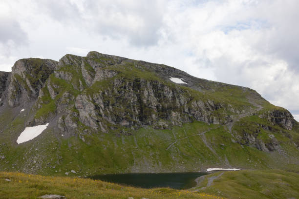 incredibile giornata di escursioni in una delle zone più belle della svizzera chiamata pizol nel cantone di san gallo. che paesaggio meraviglioso in svizzera in una giornata di sole. bellissimo lago alpino chiamato schwarzsee. - switzerland mountain graubunden canton hiking foto e immagini stock