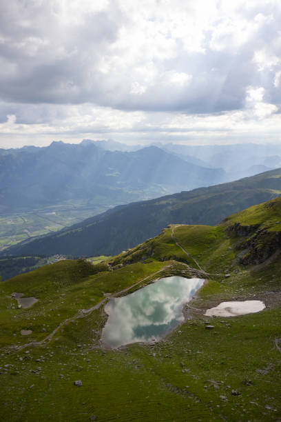 incredibile giornata di escursioni in una delle zone più belle della svizzera chiamata pizol nel cantone di san gallo. che paesaggio meraviglioso in svizzera in una giornata di sole. bellissimo lago alpino chiamato baschalvsee. - switzerland mountain graubunden canton hiking foto e immagini stock