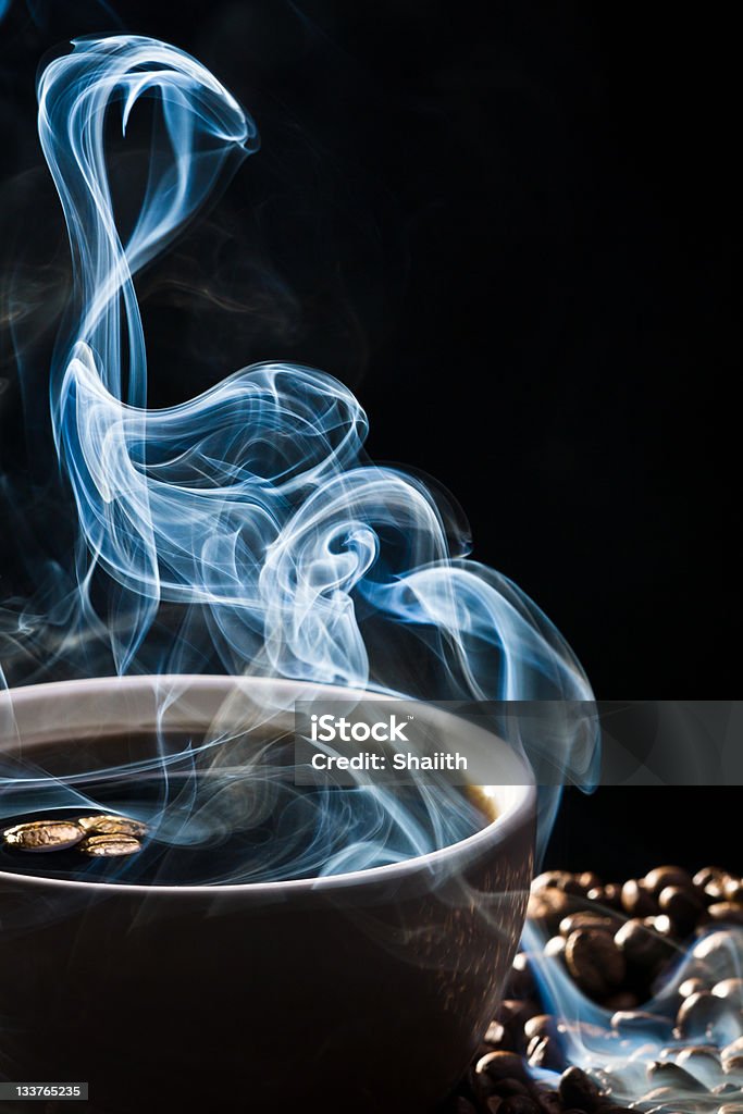 Странно синий дым принимая вдали от кофе - Стоковые фото Кофе - напиток роялти-фри