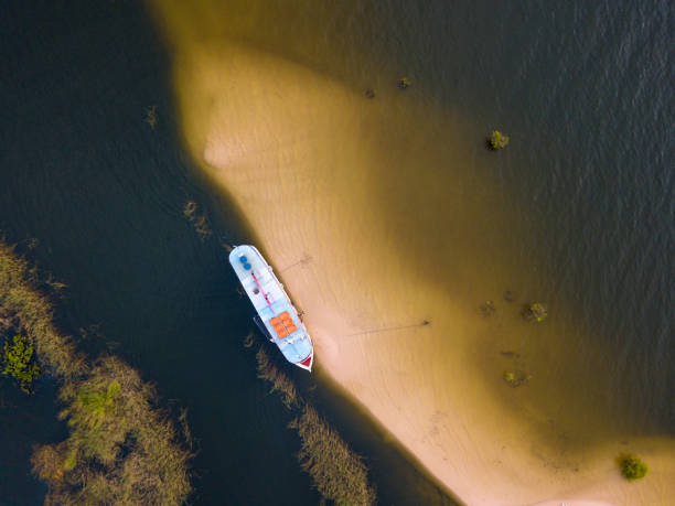 belle vue aérienne de drone depuis le bateau sur la plage de la rivière tapajos dans la forêt amazonienne par une journée d’été ensoleillée. alter do chão, brésil. concept de nature, conservation, environnement, écologie, tourisme, voyage. - rainforest brazil amazon river amazon rainforest photos et images de collection