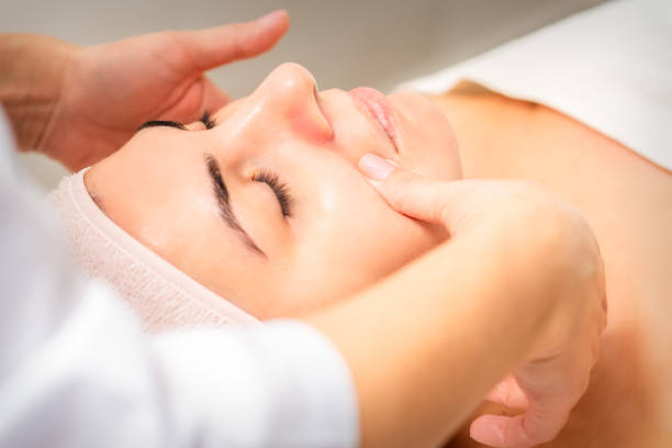 esteticista haciendo masaje facial de drenaje linfático o masaje de estiramiento facial en el salón de belleza. - lymphatic system fotografías e imágenes de stock