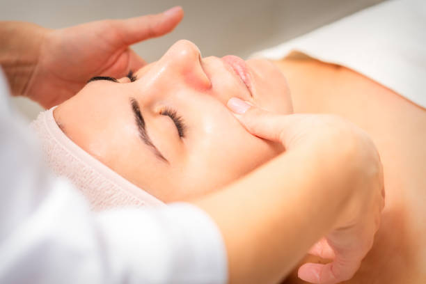 esteticista fazendo massagem facial de drenagem linfática ou massagem facial no salão de beleza. - lymphatic system - fotografias e filmes do acervo