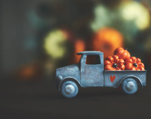 fondo de otoño desenfocado con camión en miniatura y calabazas para el día de acción de gracias - pumpkin simplicity rustic old fotografías e imágenes de stock