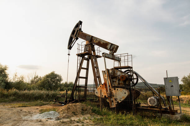 vista del pumpjack nel pozzo petrolifero del giacimento petrolifero - ing rig foto e immagini stock