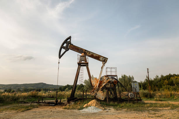 vista del pumpjack nel pozzo petrolifero del giacimento petrolifero - ing rig foto e immagini stock