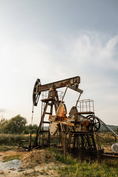 vista del pumpjack nel pozzo petrolifero del giacimento petrolifero - ing rig foto e immagini stock