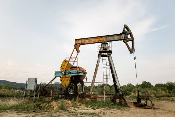 vue du pumpjack dans le puits de pétrole du champ pétrolifère - ing rig photos et images de collection